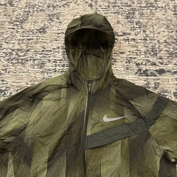 Nike Impossibly Light Running Jacket Hooded Packable Full Zip Reflective Medium - Picture 4 of 13